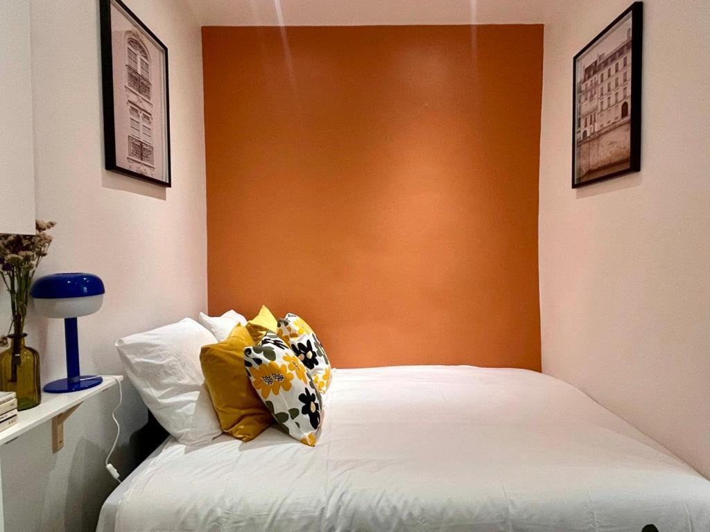 Fully Equipped At 3 Mins From Metro *